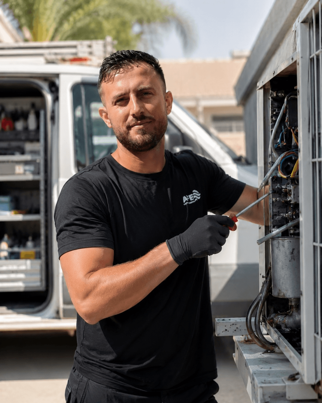 Technicien APF en intervention sur un équipement de climatisation